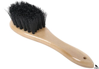 Dřevěný kartáč s rukojetí.